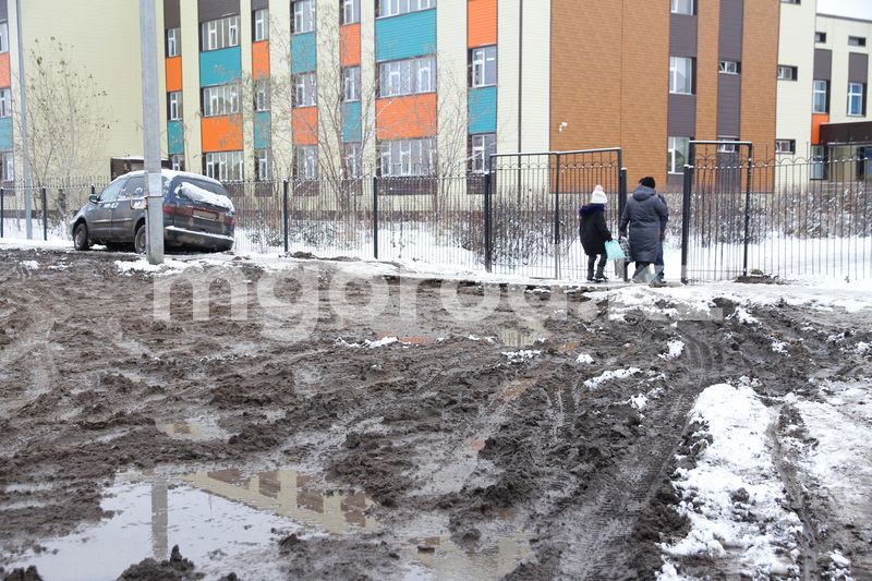 Ученики в Уральске с трудом добираются до школы по грязи