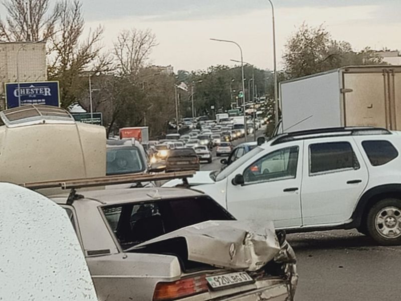 Массовое ДТП произошло на мосту в Уральске