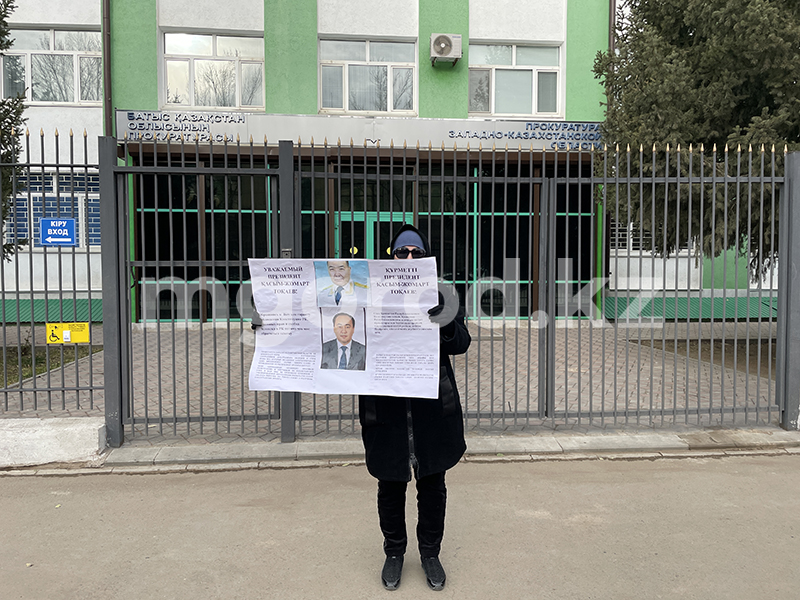 «Президент, помогите»: жительница Атырау провела одиночный пикет в Уральске