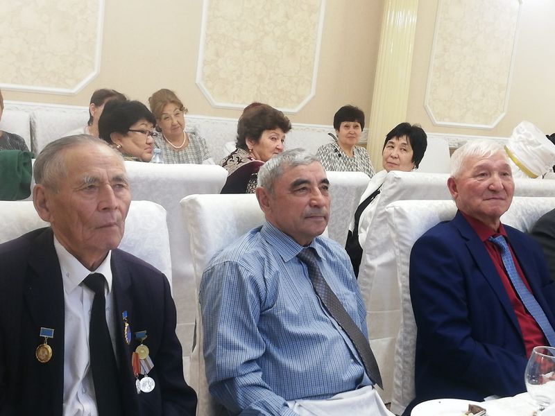 Аким Бурлинского района встретился с ветеранами труда