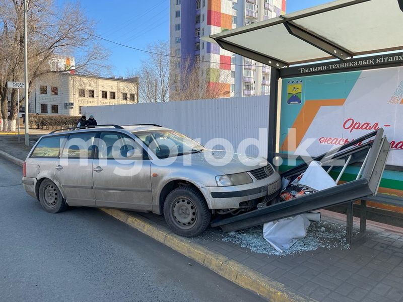 Автомобиль влетел в остановку в Уральске
