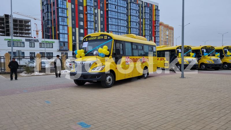 Новые автобусы получили сельские школы в ЗКО