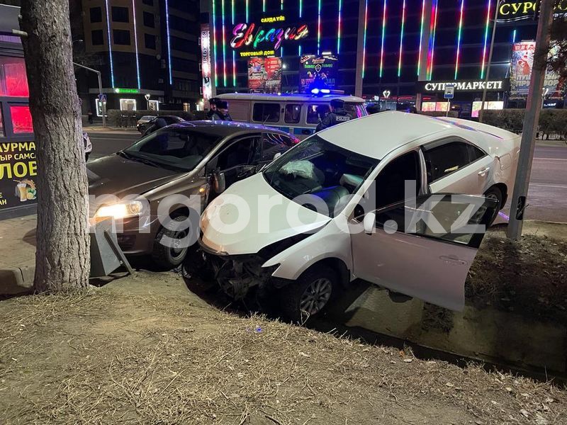 Две иномарки столкнулись в центре Уральска