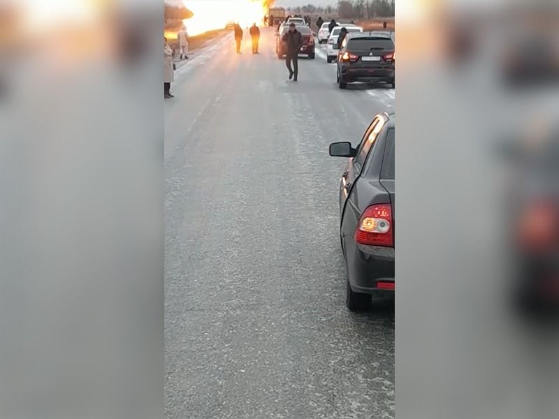 Джип сгорел после ДТП с участием трех авто на трассе Уральск - Атырау