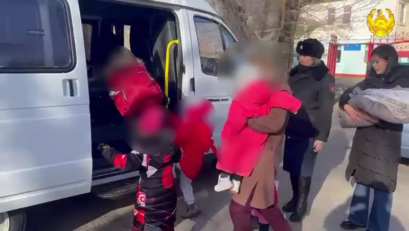 Иностранку с шестью детьми выдворили из Атырау