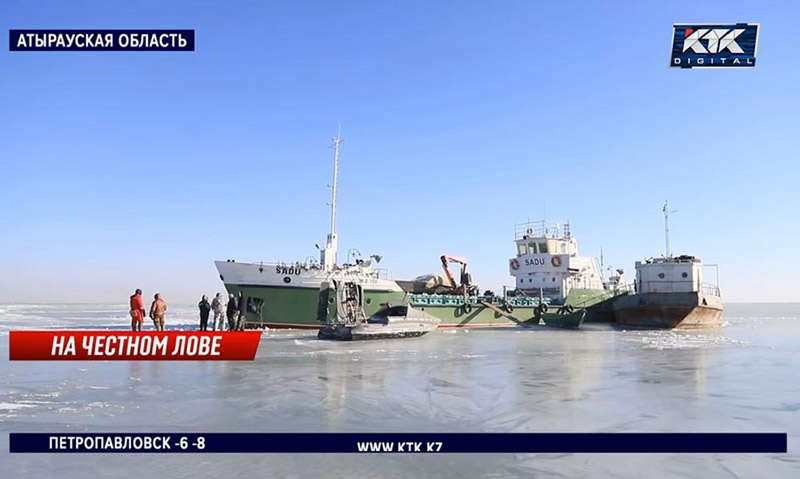 Рыболовецкое судно село на мель в Атырау