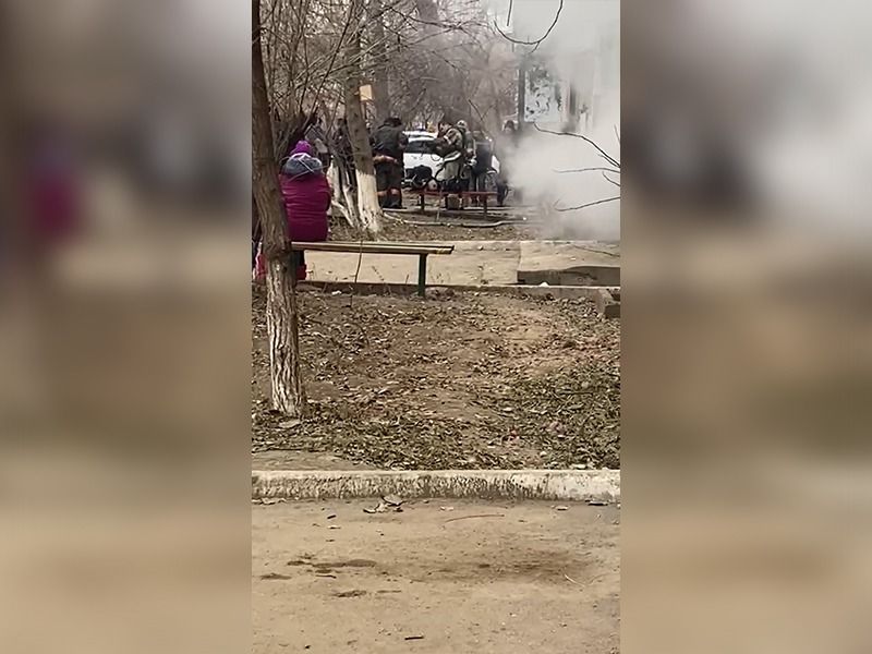 Восемь человек эвакуировали при пожаре в пятиэтажке в Уральске