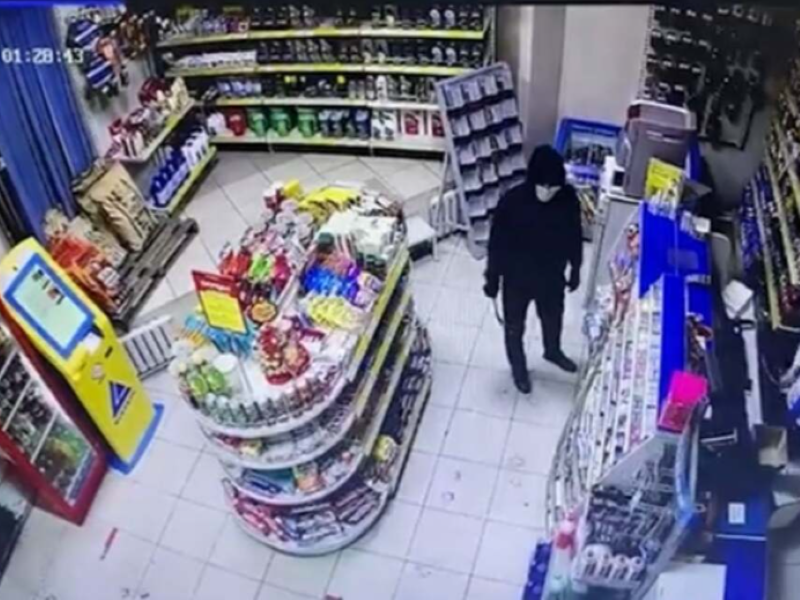 В масках с топором и гвоздодёром: ограбление АЗС попало на видео в Алматы