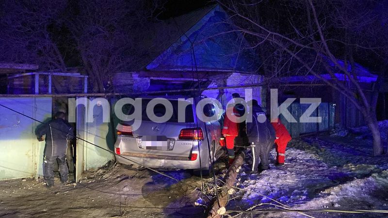 В Уральске, скрываясь от полиции, пассажир на Lexus врезался в дом и погиб