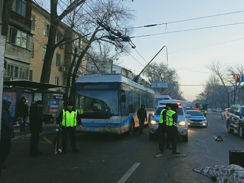 Водителя троллейбуса сбили насмерть в Алматы
