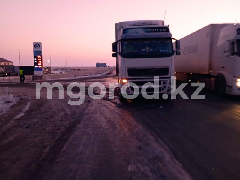 Двое детей пострадали в аварии на трассе в ЗКО