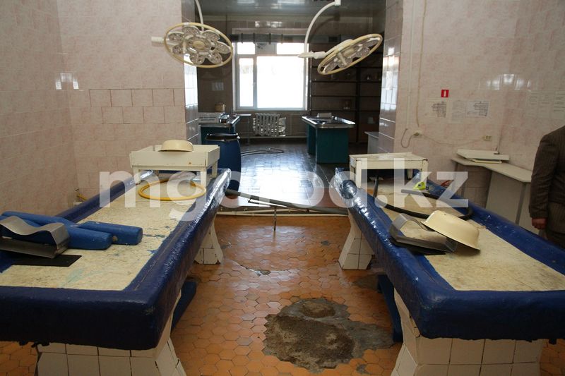 Один зал на два стола: в Уральске показали действующий морг