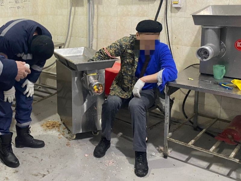 Работник цеха в Алматы повредил руку в мясорубке
