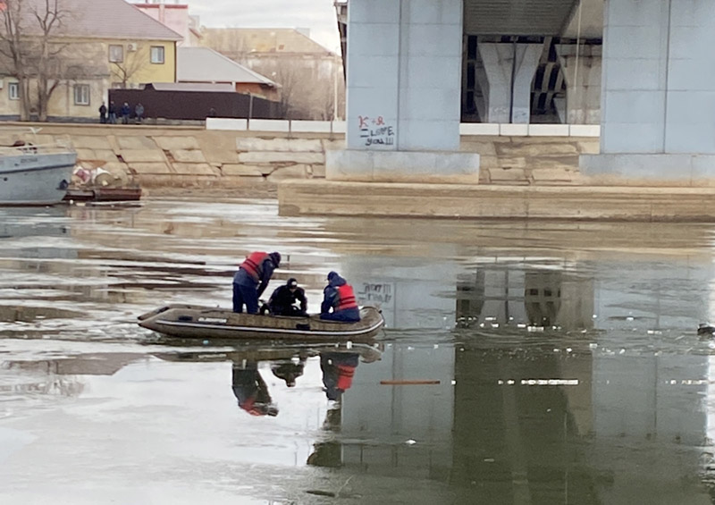 Два рыбака провалились под лёд в Атырау. Одного из них ищут спасатели