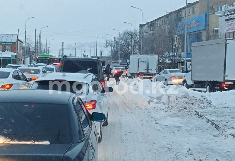 24 светофора вышли из строя в Атырау из-за непогоды