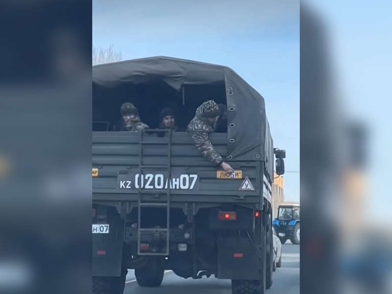 На видео попал милый поступок курсантов из Уральска