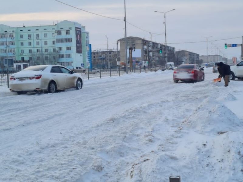 Закрытые дороги и отключения света: как Атырау переживает снегопад