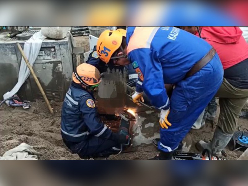 Мужчина застрял ногой в бетономешалке в Алматы