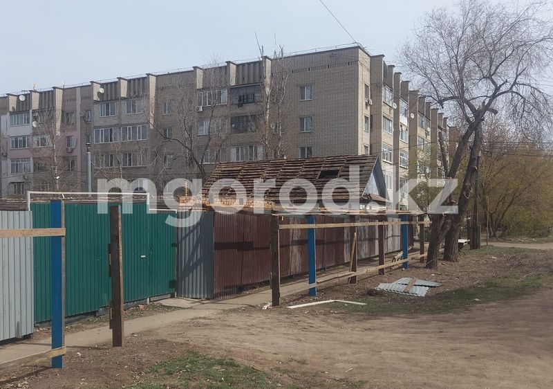 Незаконный захват земли установили чиновники при строительстве дома в Уральске