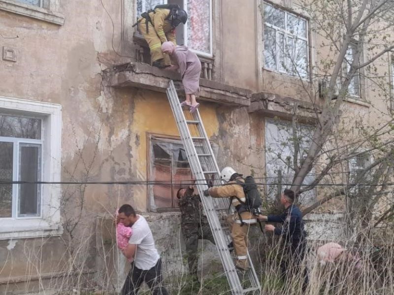 Восемь человек спасли из горящего дома в Актюбинской области