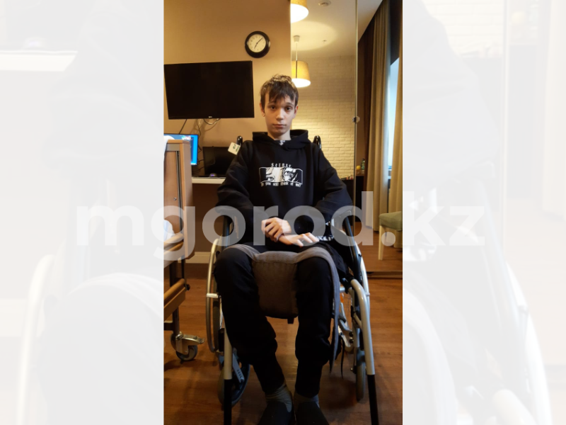 14-летнему мальчику из Уральска с редким заболеванием нужна реабилитация в Москве