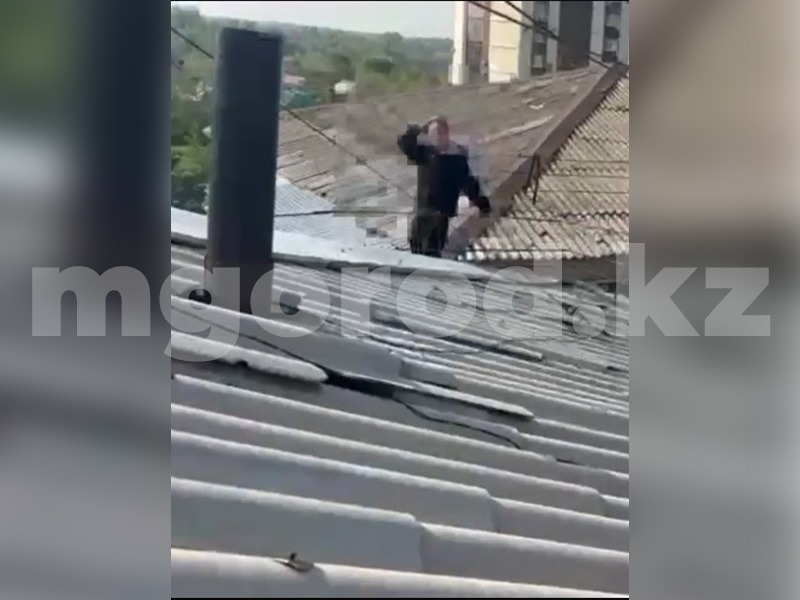 Подросток пыталась спрыгнуть с крыши многоэтажки Уральска