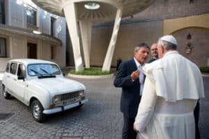 Папе Римскому дарят Renault 4 Фото: AFP