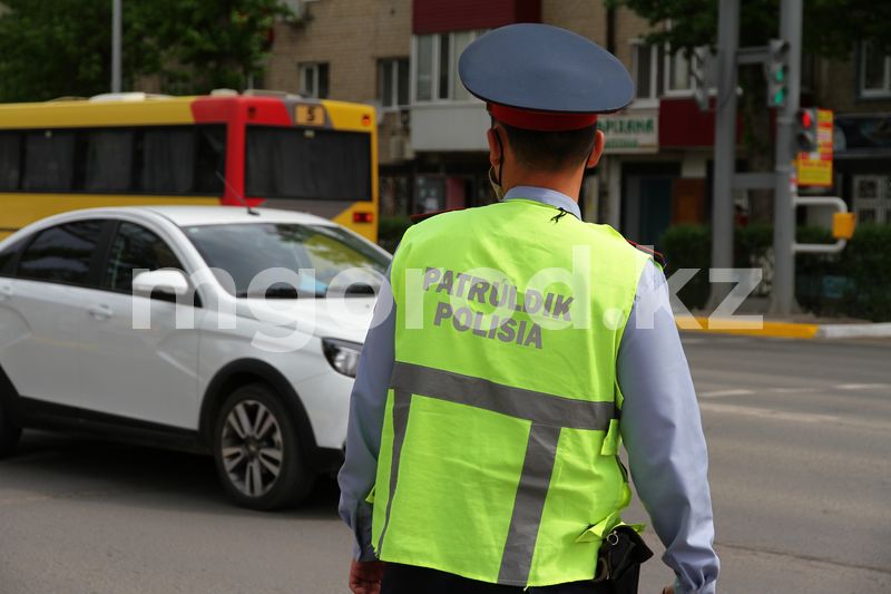 Полицейские помогли беременной вовремя добраться до роддома в Актобе