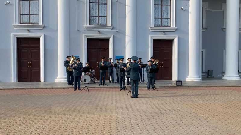 Despacito сыграл на арбате Уральска военный оркестр Нацгвардии