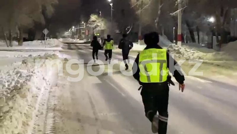 Побег судисполнителся от полицейских сняли на видео в Уральске (видео)