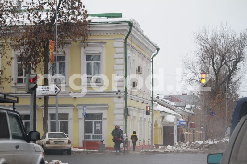 Жители Уральска обеспокоены глыбами льда и снега свисающими с крыш (фото)