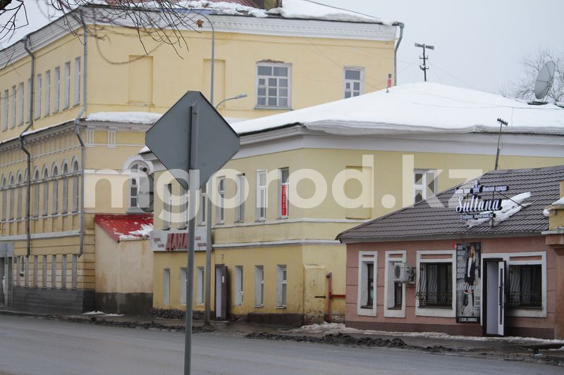 Жители Уральска обеспокоены глыбами льда и снега свисающими с крыш (фото)