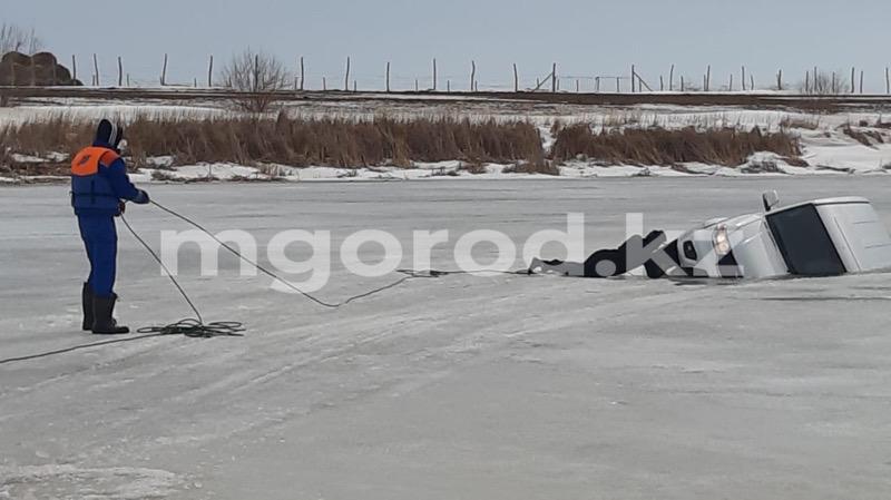 Внедорожник провалился под лед в ЗКО (фото, видео)