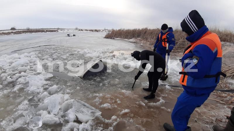 Внедорожник провалился под лед в ЗКО (фото, видео)