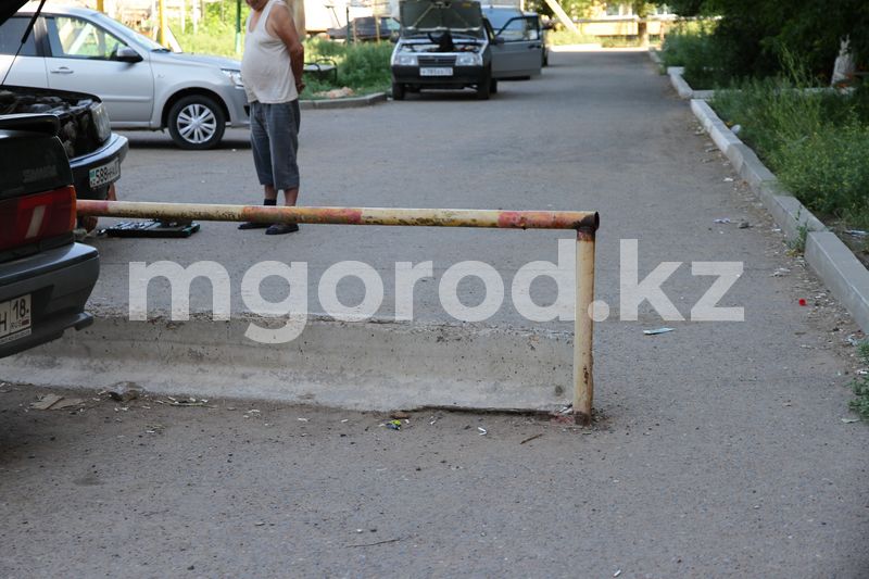 Жители новостройки задыхаются от канализационной вони в Уральске