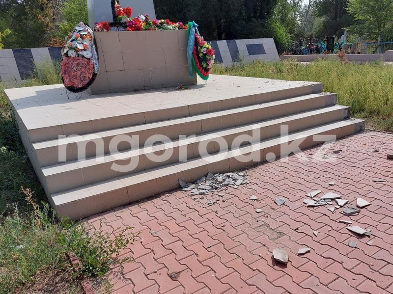 Уральцев возмутил беспорядок на Братской могиле