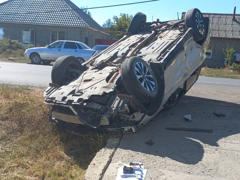 Авто перевернулось в результате аварии в Уральске