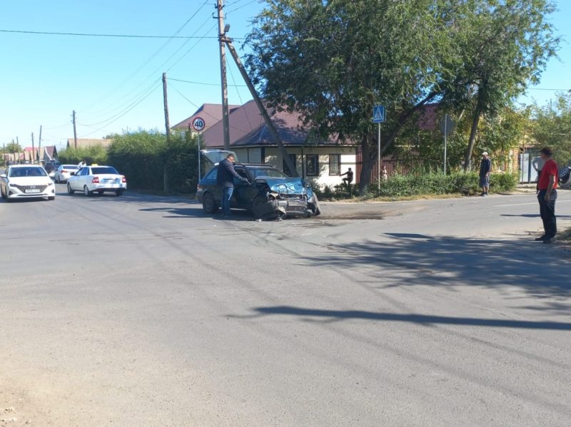 Авто перевернулось в результате аварии в Уральске