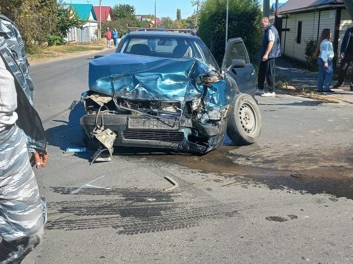 Авто перевернулось в результате аварии в Уральске