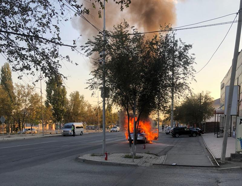 Полицейский автомобиль сгорел в Атырау