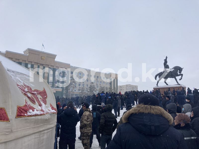 Митингующие штурмовали здание областного акимата в Актобе