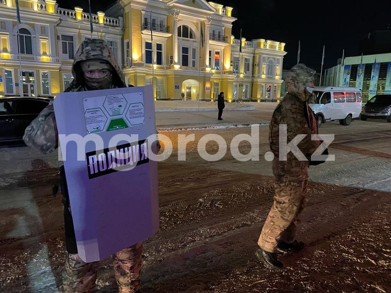 Уральцы вышли на площадь и требуют встречи с акимом города (новость обновляется)