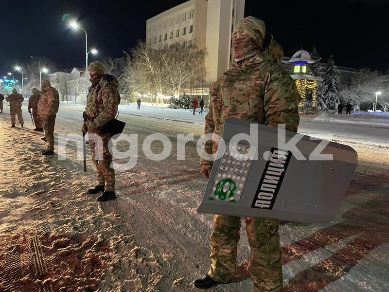 Уральцы вышли на площадь и требуют встречи с акимом города (новость обновляется)