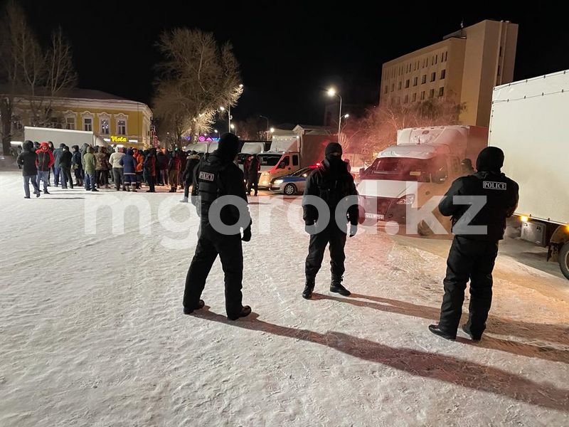 Уральцы вышли на площадь и требуют встречи с акимом города