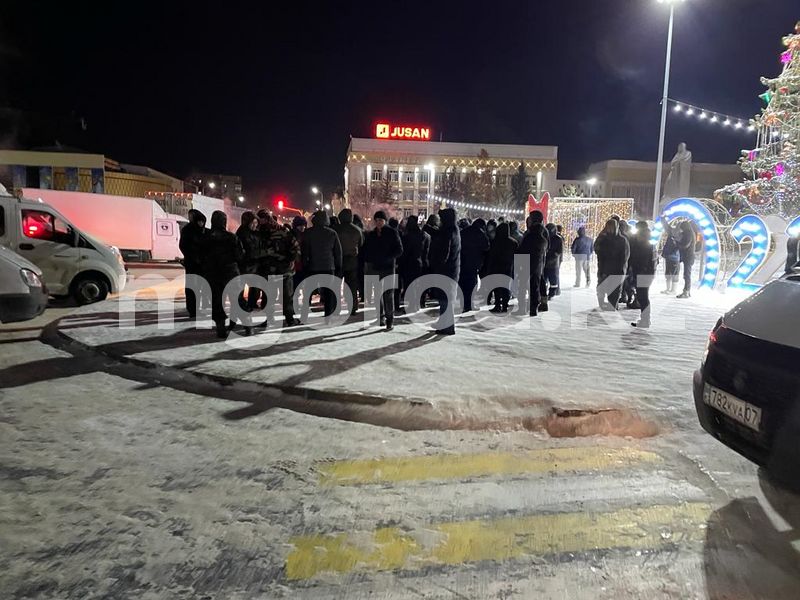 Уральцы вышли на площадь и требуют встречи с акимом города