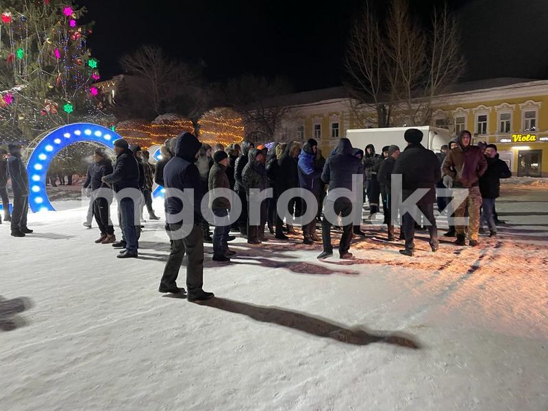 Уральцы вышли на площадь и требуют встречи с акимом города