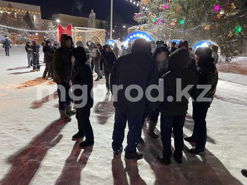 Уральцы вышли на площадь и требуют встречи с акимом города