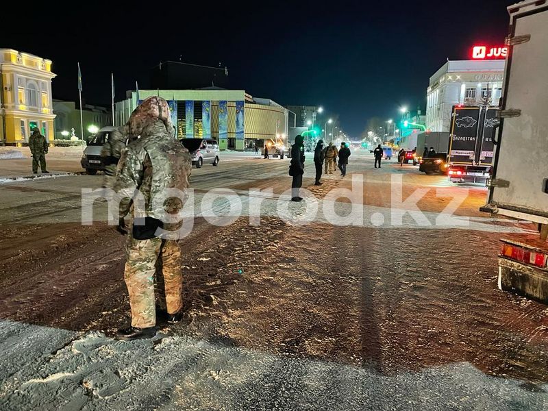 Уральцы вышли на площадь и требуют встречи с акимом города