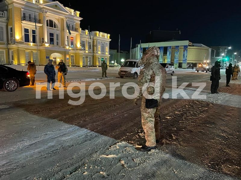 Уральцы вышли на площадь и требуют встречи с акимом города