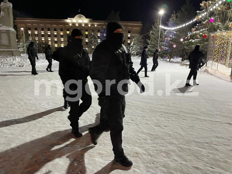 Уральцы вышли на площадь и требуют встречи с акимом города